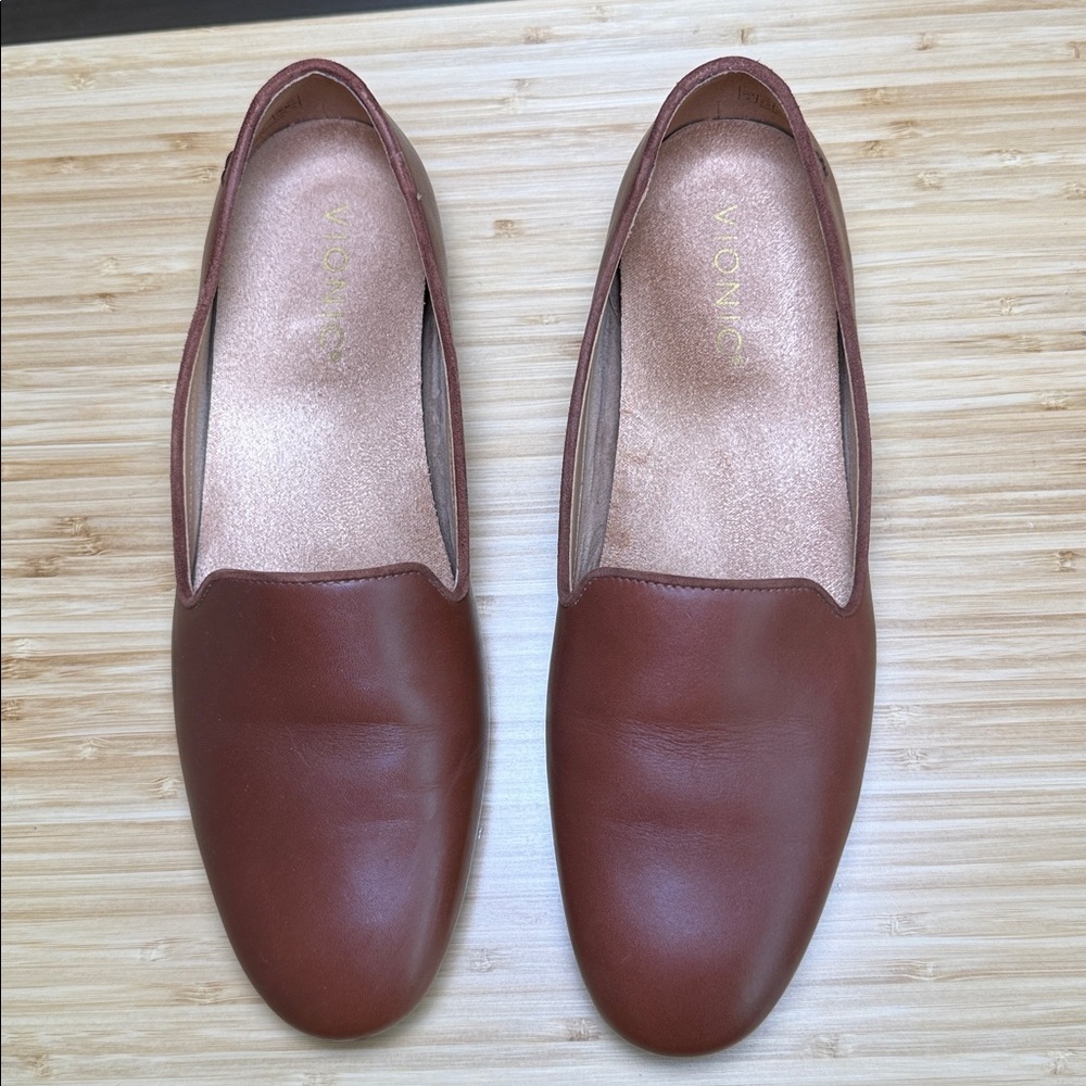 Vionic Willa WIDE Leather Loafers - Picture 4 of 9